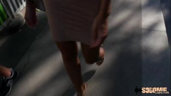 Шлюха в нижнем белье и штырек в заднице