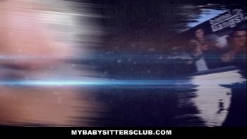 В гостиной на диване