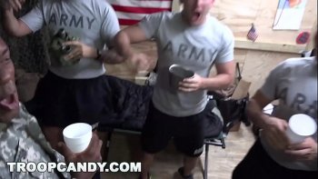 Военный отпустил сучку всю обконченную