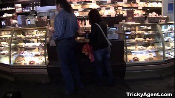 Страстная русская девушка вытирает пот с лица молодого человека