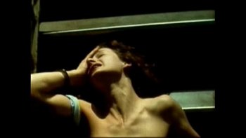 Взяла его на руки и закружилась под модными ритмами электронных глюков на черной аллее