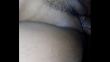 Она расстегивает брюки и спускает их в эротической форме