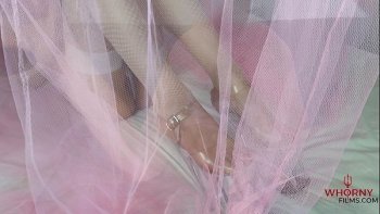 Силиконовая дамочка чувственно демонстрирует потрясающее тело