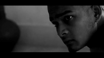 Начинает разъебывать себе попу в жестком темпе