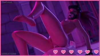 Стоя у плиты замужняя дамочка старается стряпать хороший ужин