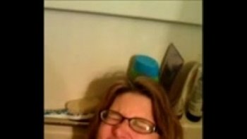 Сисястая жена в фартуке сквиртует во время секса на кухне и пьет свой сок из поварешки