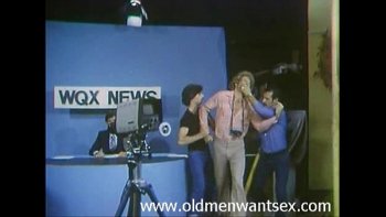 Молодые люди нежатся под струей воды