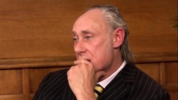 Очкатый мен удовлетворяет девушку с влажной пиздой и доставляет ей кайф