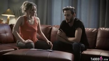 Здоровенным членом поимел на диване тетку с большим бюстом