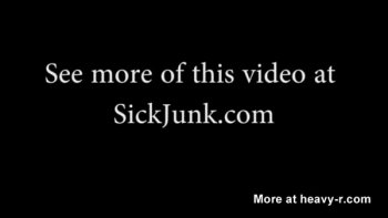Толстенькая девушка в пальто остановилась напротив своего друга и стала привлекать его внимание