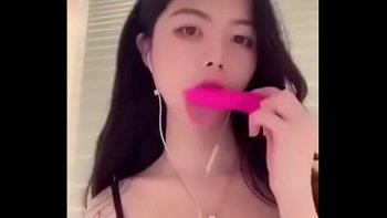 Как красиво уходят под юбку оковы