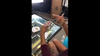 Девушка получает пистон на массаже в увлажненную манду