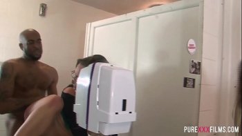 Русская стройная сучка кончает на члене во время секса за стеклом под вывеской ночной Вавилон