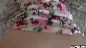 Придерживал руками свою симпатичную партнершу