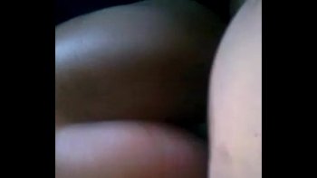 Парень стягивает с телки всю одежду